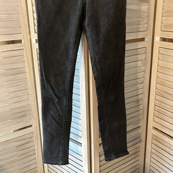 Women’s Levi Jeans - Picture 3 of 5